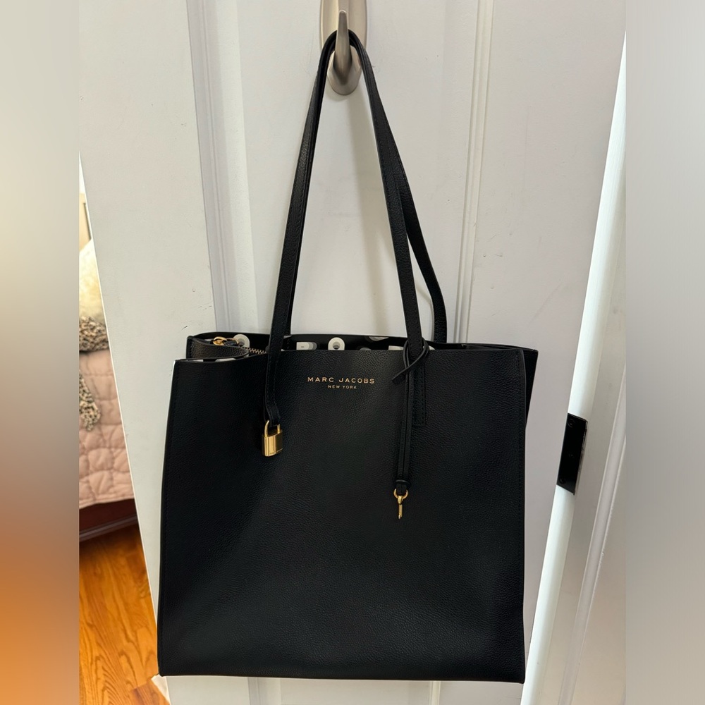 Marc Jacob’s black and gold lock and key tote bag #work #travel #school #vibes